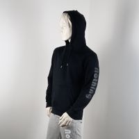 Hoodie Schwarz, schwarze Schrift auf dem Arm