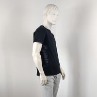 T-Shirt Schwarz, schwarze Schrift unter dem rechten Arm II