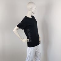 T-Shirt Schwarz, schwarze Schrift unter dem rechten Arm