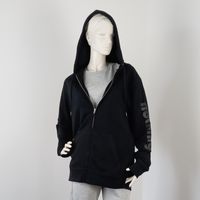 Zip-Hoodie Schwarz, schwarze Schrift auf dem Arm II