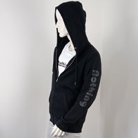 Zip-Hoodie Schwarz, schwarze Schrift auf dem Arm II_1